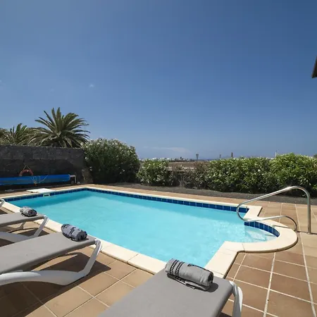 Exquisite Lanzarote | Stella Lucente | 2 Bedrooms | Private Pool & Enchanted Terrace | וילה
